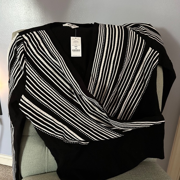 Black and white crossover sweater. Never worn - Picture 2 of 2